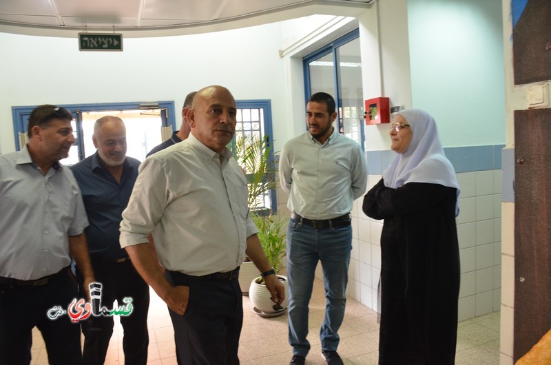 كفرقاسم- فيديو: نواب وأعضاء المجلس البلدي يشاركون الطلاب افتتاح عامهم الدراسي  باجواء بهيجة .